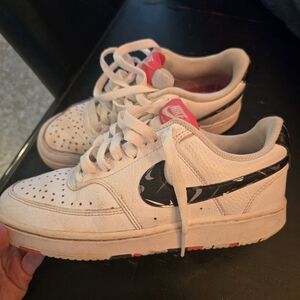 Nike Kids White Low-Top Sneakers with Black Marble Swoosh and Pink Tongue